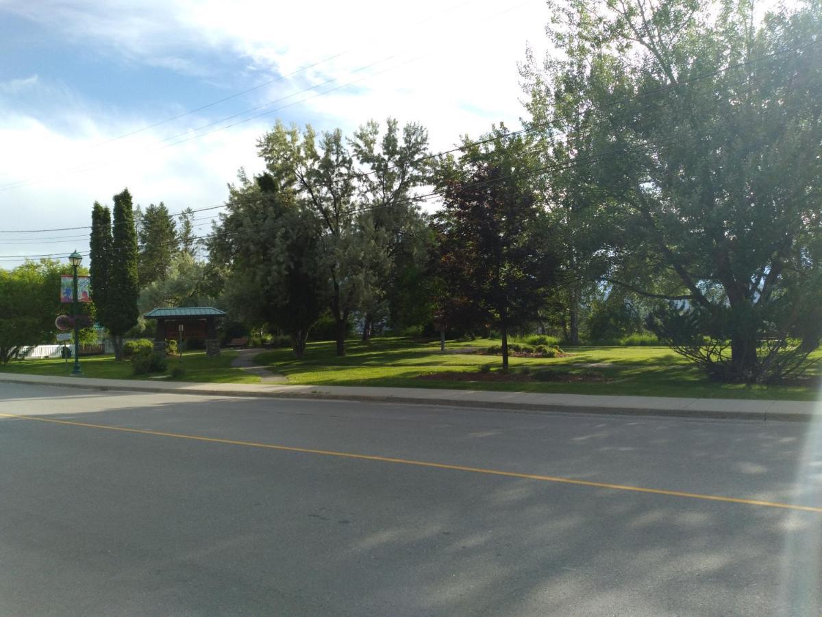 Appletree Inn Radium Hot Springs Dış mekan fotoğraf