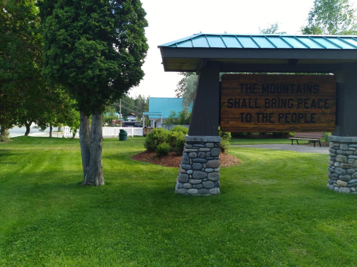 Appletree Inn Radium Hot Springs Dış mekan fotoğraf
