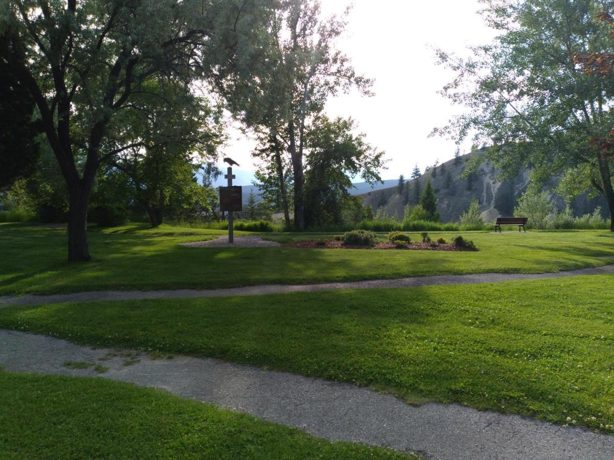 Appletree Inn Radium Hot Springs Dış mekan fotoğraf