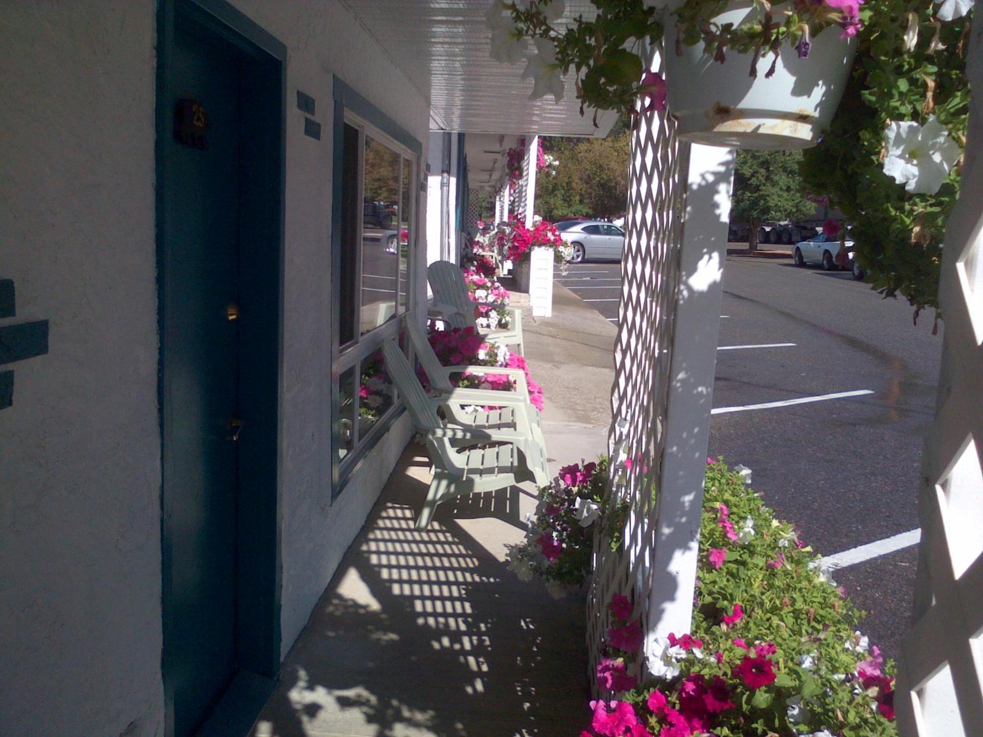 Appletree Inn Radium Hot Springs Dış mekan fotoğraf